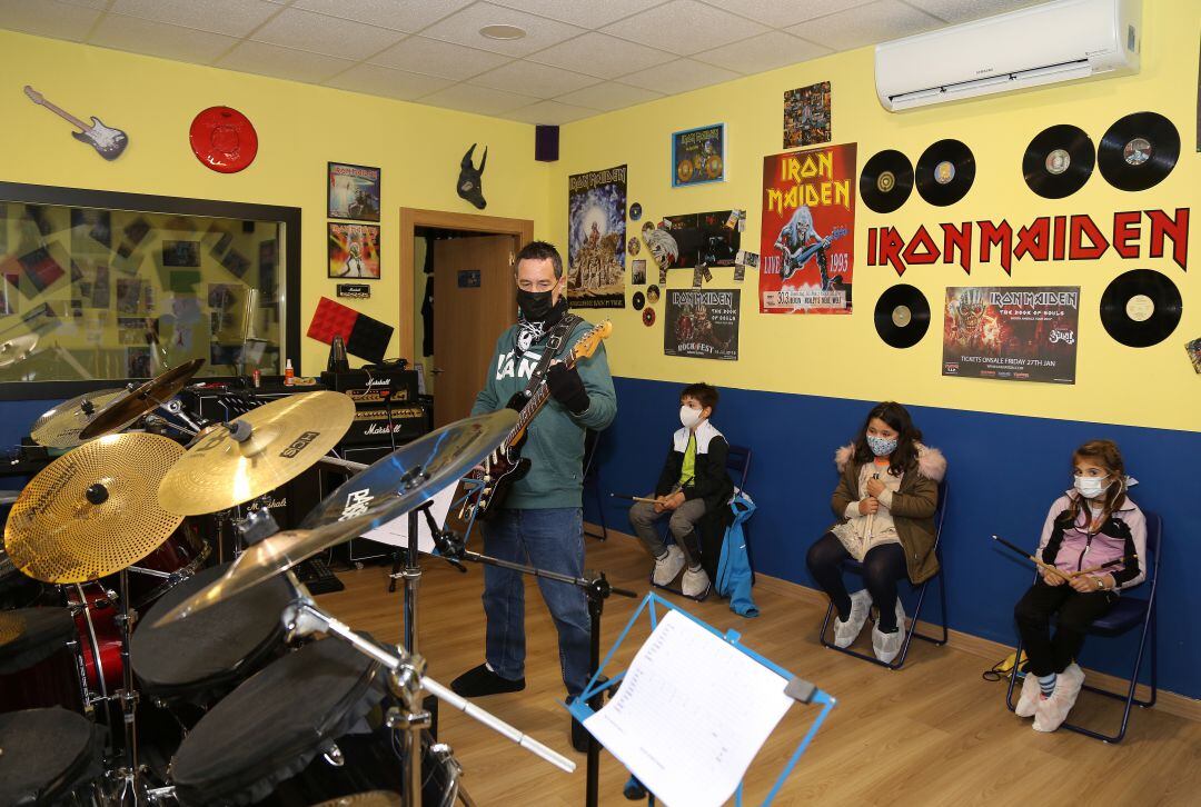 Juan Alberto García en una de las calses de la Escuela Taller de Rock de Palencia