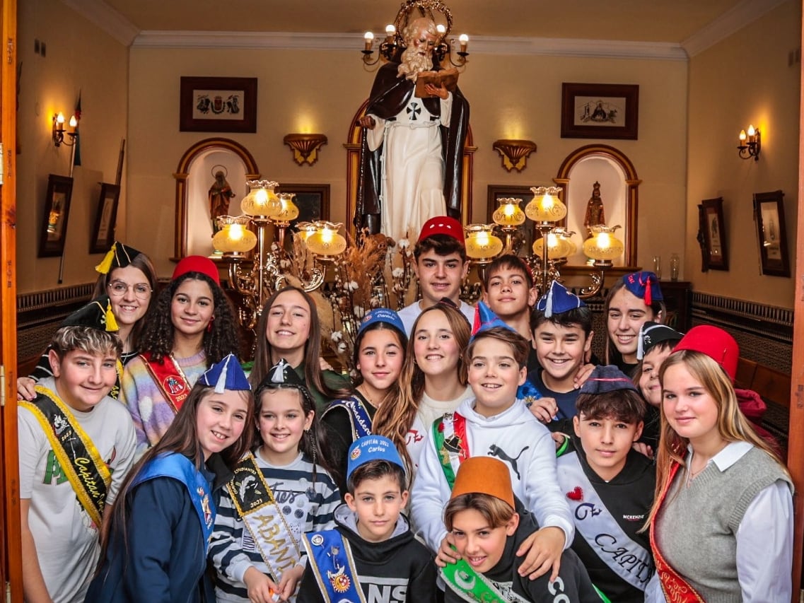 Las capitanías infantiles de Moros y Cristianos de Elda 2023, en la jornada de puertas abiertas de la ermita de San Antón.