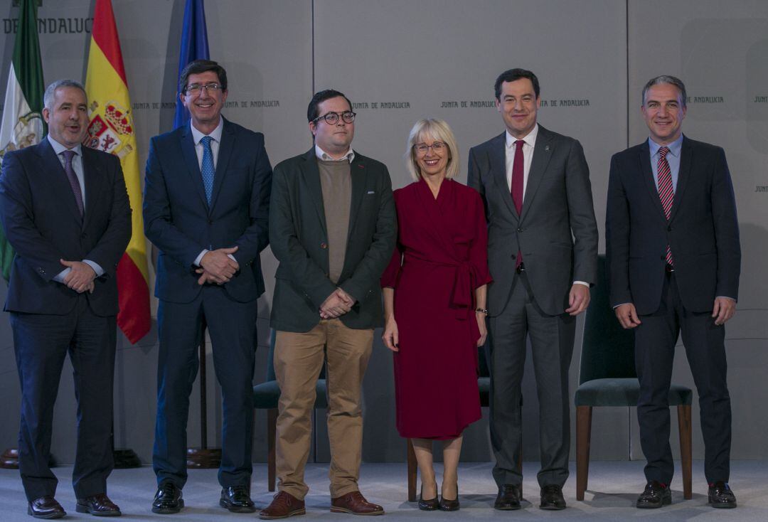 Acto de entrega de los XXXIV Premios Andalucía de Periodismo. El presidente de la Junta de Andalucía, Juanma Moreno (2d); el consejero de Presidencia, Elías Bendodo (1d); y el vicepresidente de la Junta de Andalucía, Juan Marín (2i); posan con la galardonada en la categoría de Radio, con la periodista Mercedes Díaz (3d) y sus compañeros. En el Palacio de San Telmo, Sevilla, a 13 de diciembre de 2019.