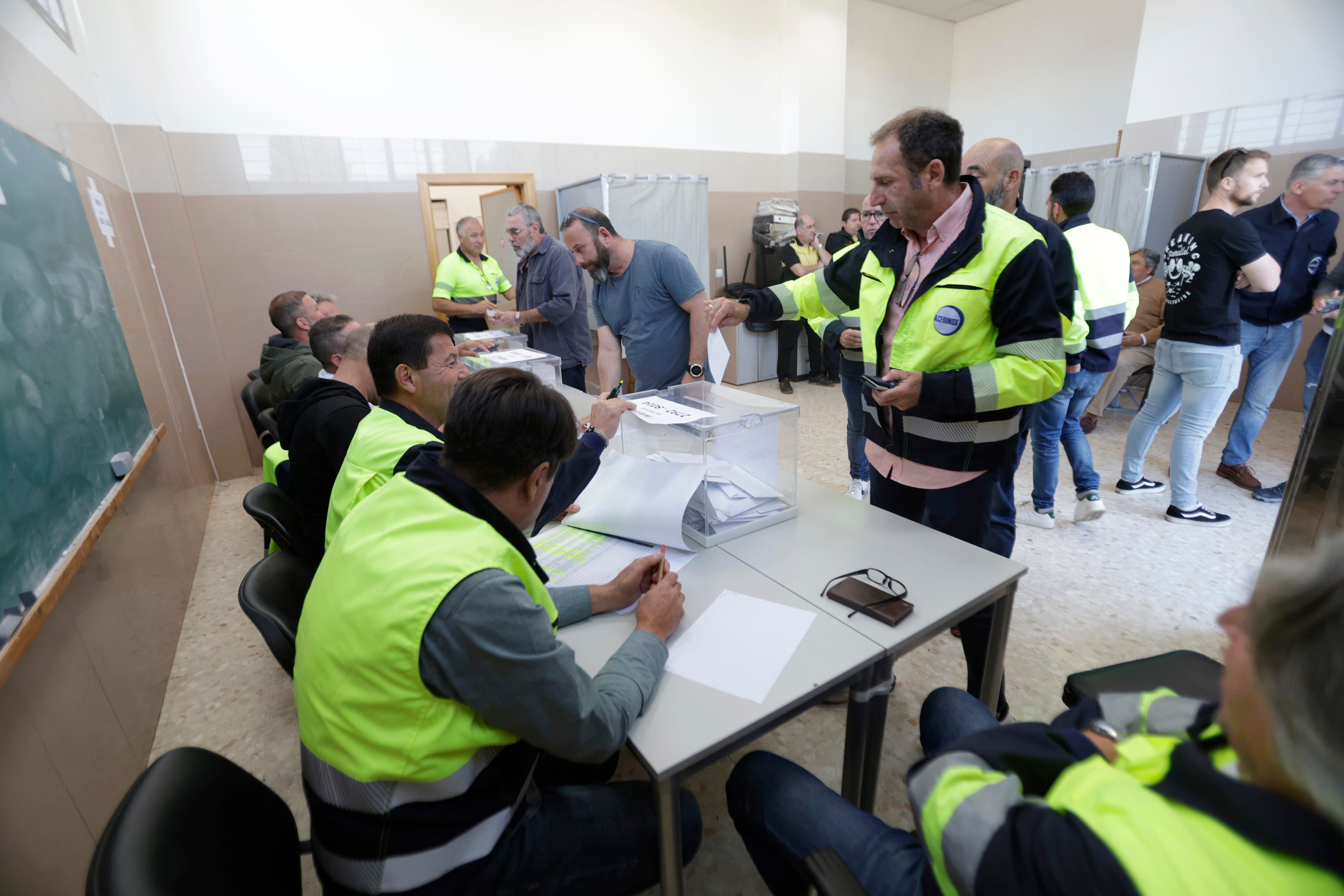 GRAFAND1230. LOS BARRIOS (CÁDIZ), 16/05/2024.-Los trabajadores de la plantilla de Acerinox en Los Barrios (Cádiz) durante la votación que están realizando este jueves para saber si aceptan la propuesta presentada por los mediadores del Consejo Andaluz de Relaciones Laborales (CARL) para acabar con la huelga que mantienen desde hace más de tres meses. EFE/A.Carrasco Ragel.
