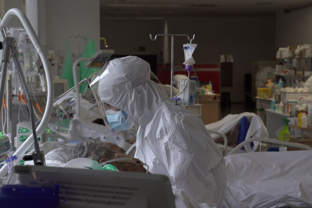 Un sanitario trabaja en la UCI de un hospital español. Archivo.