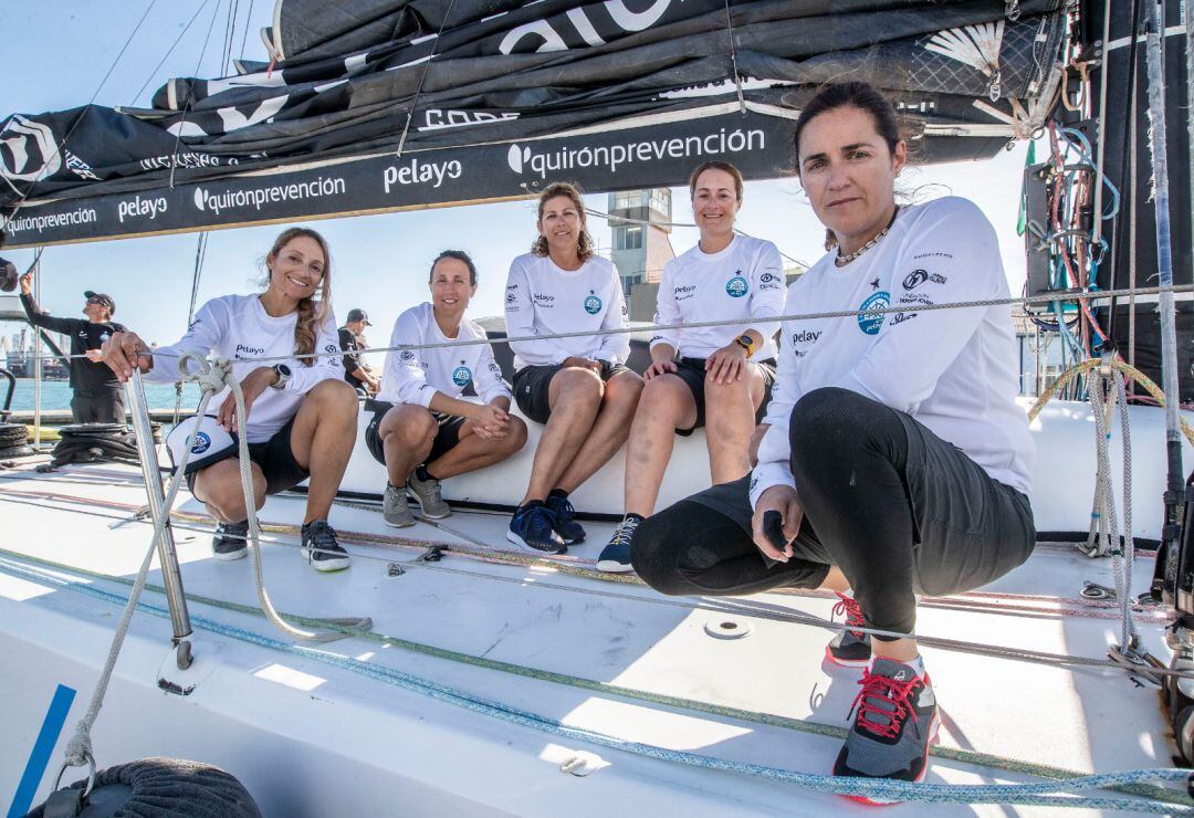 Fátima Domínguez, en el centro, junto con sus compañeras de tripulación