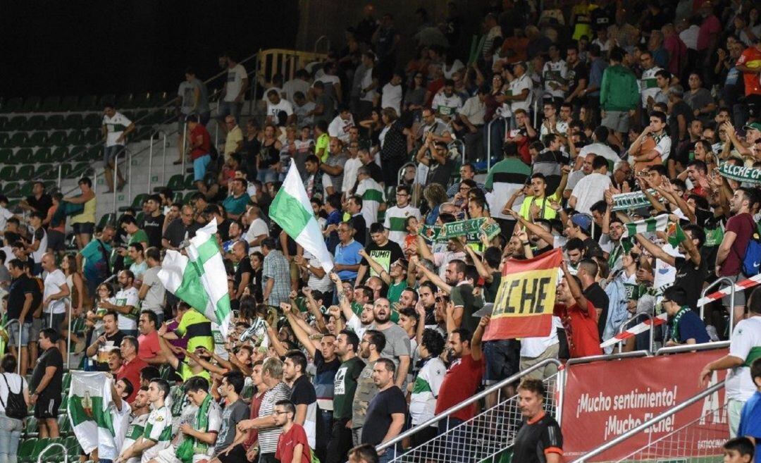 Aficionados del Elche animando a su equipo en el Martínez Valero