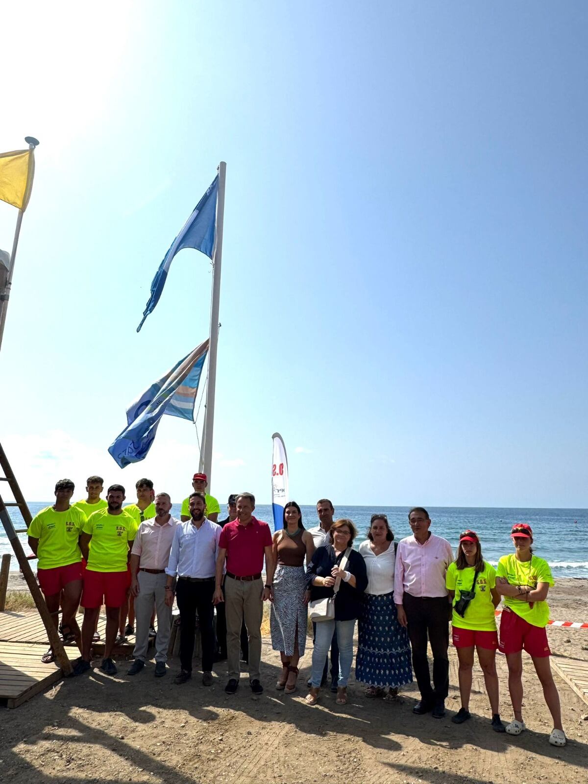 La Cala de Calnegre de Lorca luce la bandera azul de nuevo