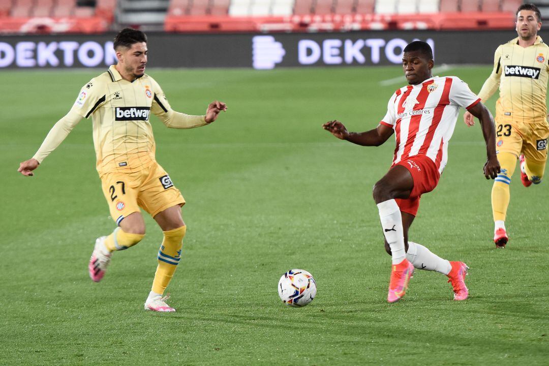 Sergio Akieme y Óscar Gil en el Almería-Espanyol.