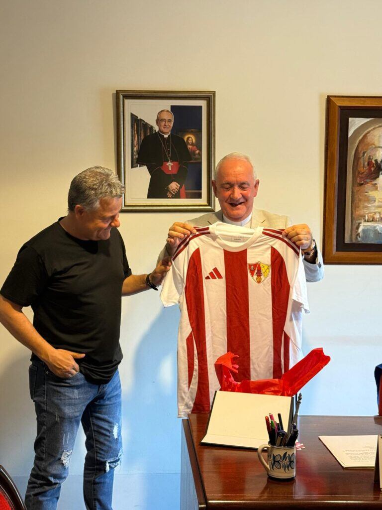 José Antonio Fierro entre una camiseta a Ángel Pérez. Foto: Iglesia en Aragón