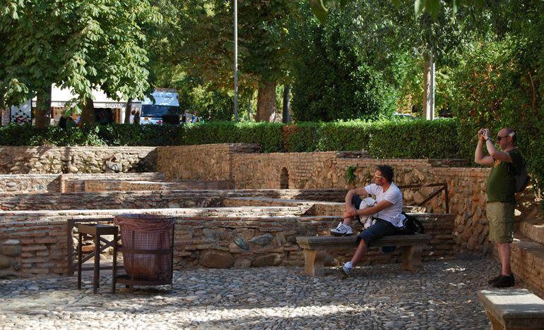 Imagen de dos turistas en la Alhambra