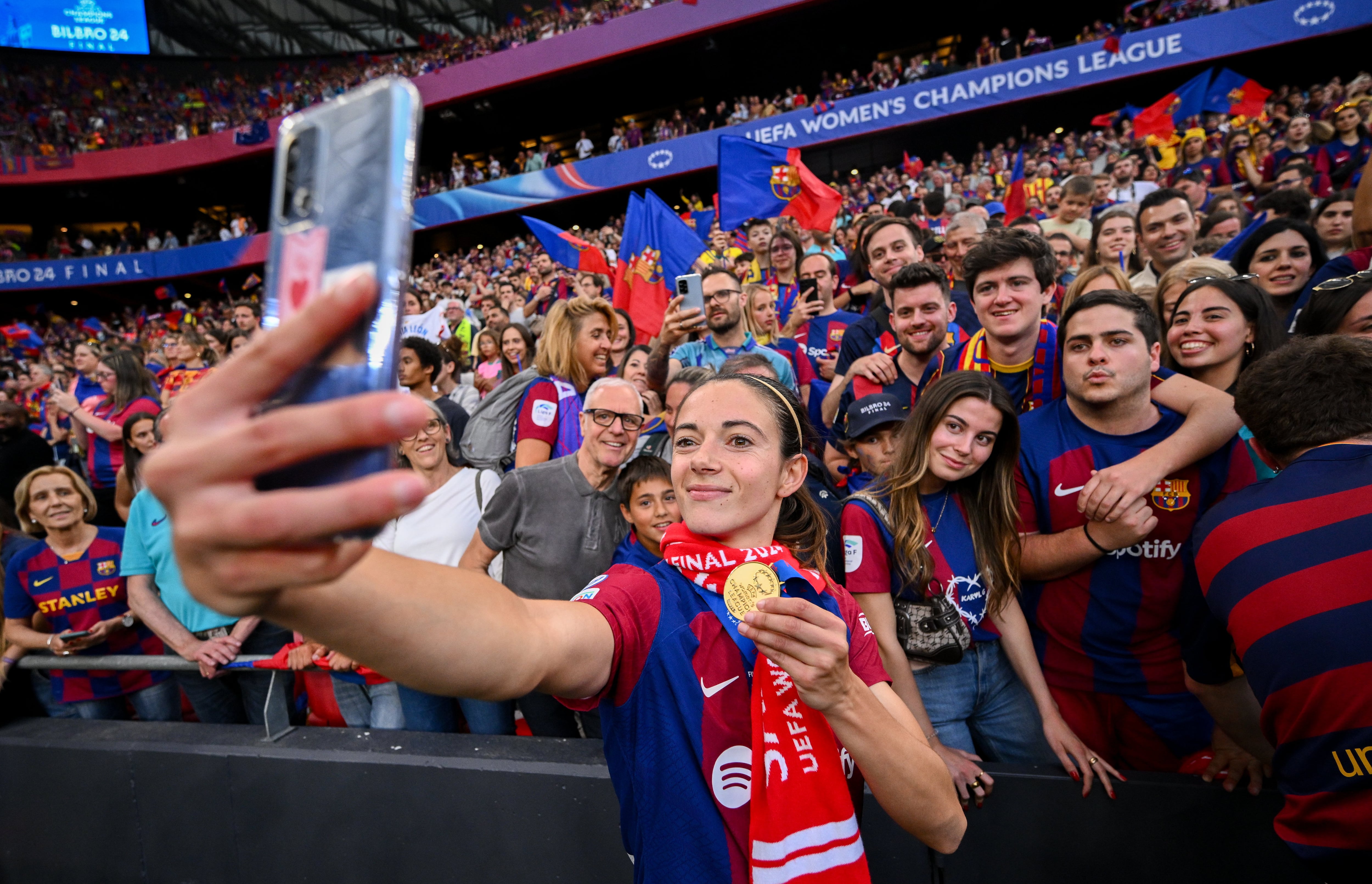 Aitana Bonmatí celebra con los aficionados la victoria del FC Barcelona Femenino en la final de la Champions League