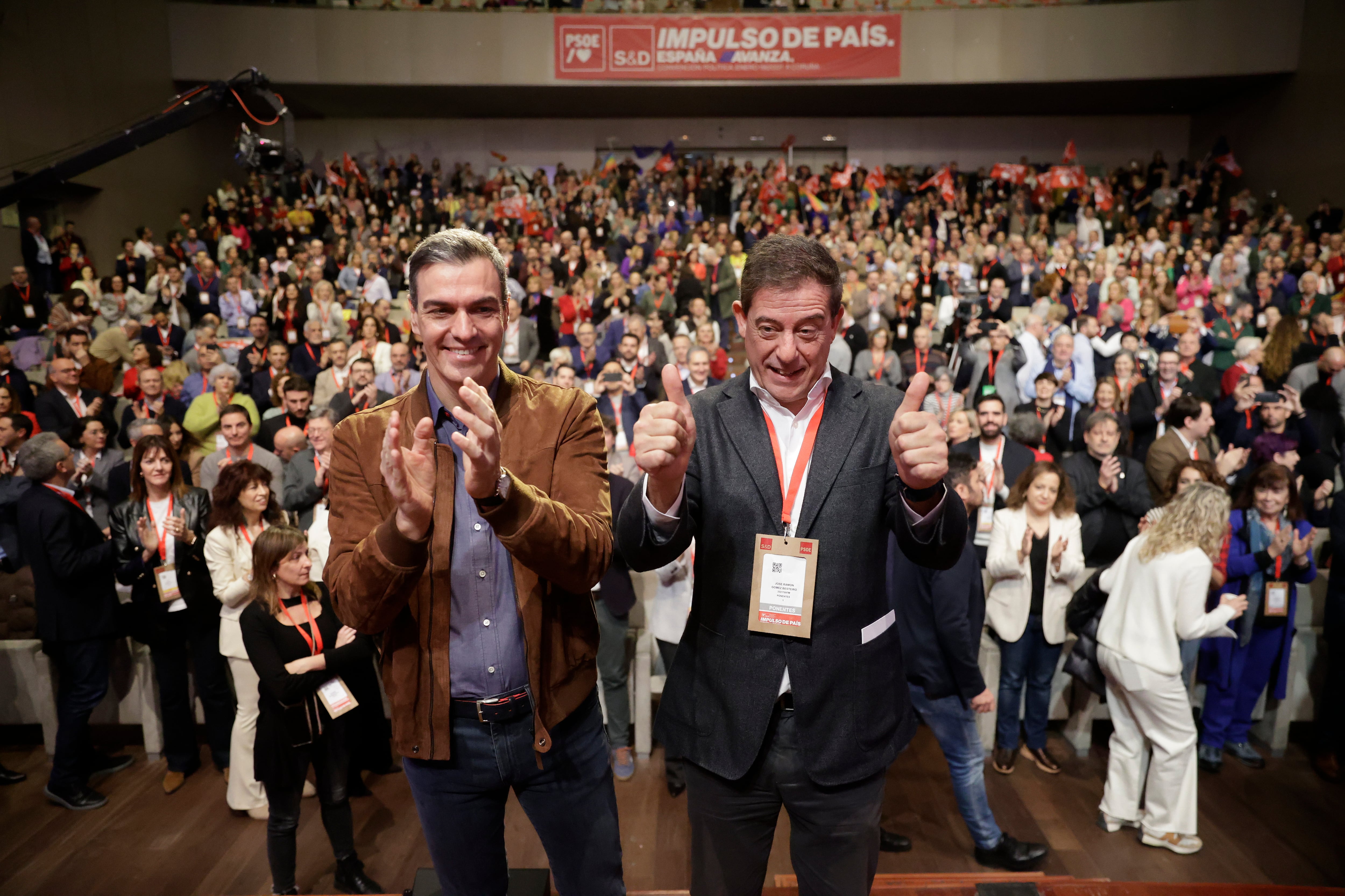 A CORUÑA, 21/01/2024.- El presidente del Gobierno y líder del PSOE, Pedro Sánchez (i) acompañado por el candidato socialista a la presidencia de la Xunta de Galicia, José Ramón Gómez Besteiro (d) durante la clausura de la convención del partido que se ha celebrado este domingo en A Coruña. EFE/Cabalar
