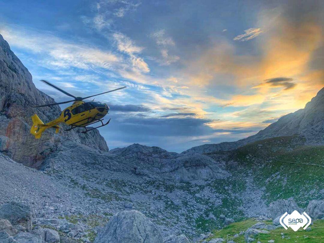 El helicóptero del SEPA evacuó a una mujer herida en Picos de Europa a primera hora de la mañana, tras pasar la noche con su acompañante y los rescatadores