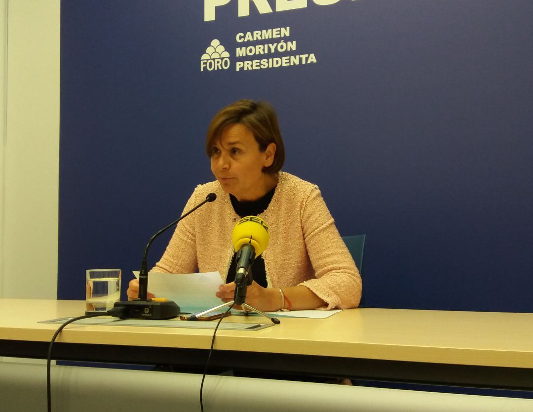 Carmen Moriyón leyendo su comunicado de renuncia al acta de diputada en la Junta General del Principado