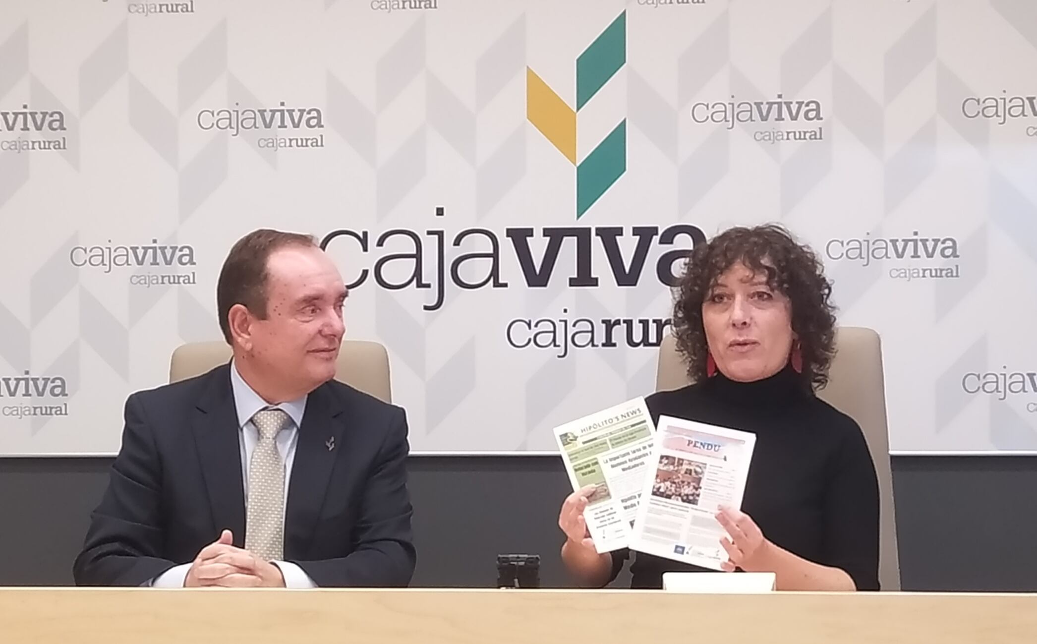 La presidenta de la Asociación de Periodistas de Burgos, Rosalía Santaolalla y el director general de Caja Viva Caja Rural, Ramón Sobremonte