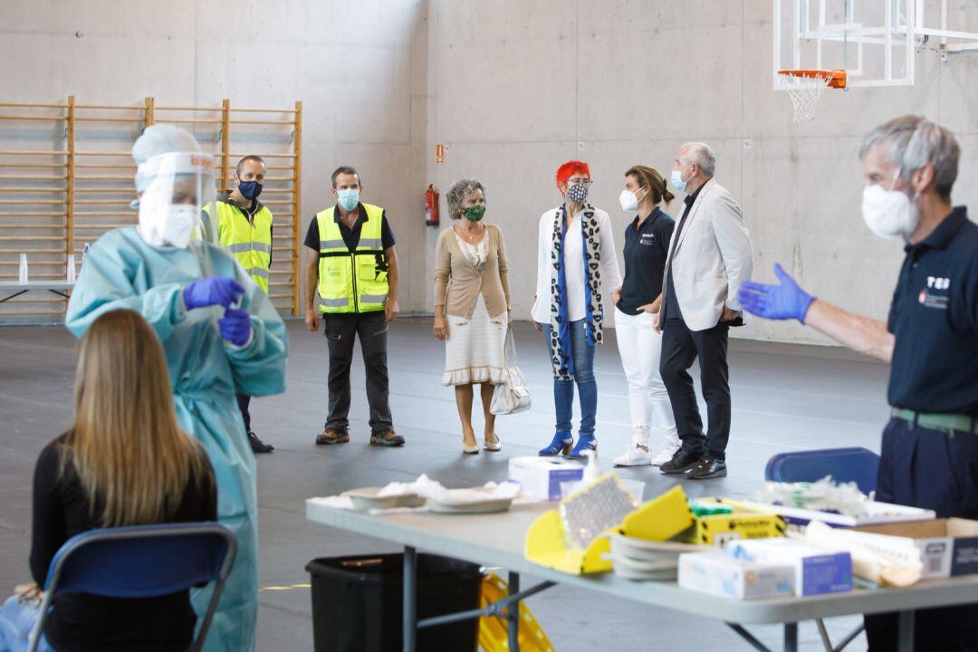 La consejera de Salud y el director general de Salud, junto a otros responsables sanitarios, en el polideportivo de Leitza, donde se realiza el cribado epidemiológico