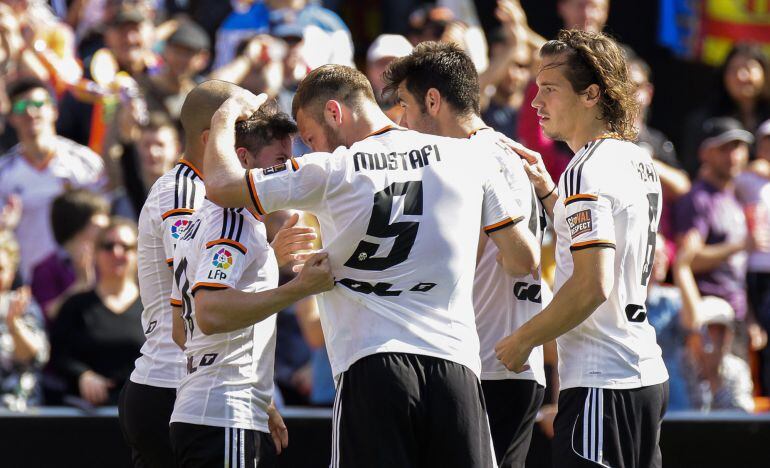 La plantilla del Valencia celebra la victoria ante la Real Sociedad