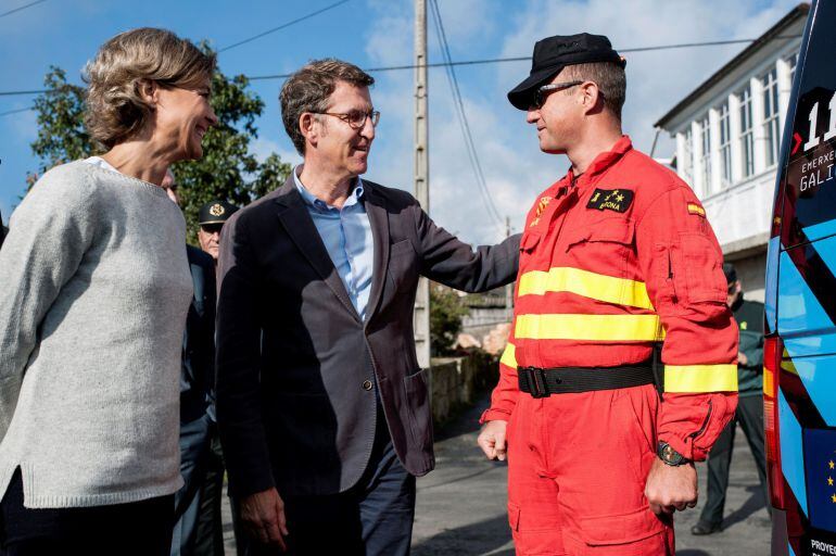 La ministra de Agricultura y Pesca, Alimentación y Medio Ambiente, Isabel García Tejerina (i) y el presidente de la Xunta, Alberto Núñez Feijóo (d), saludan a uno efectivo de la UME