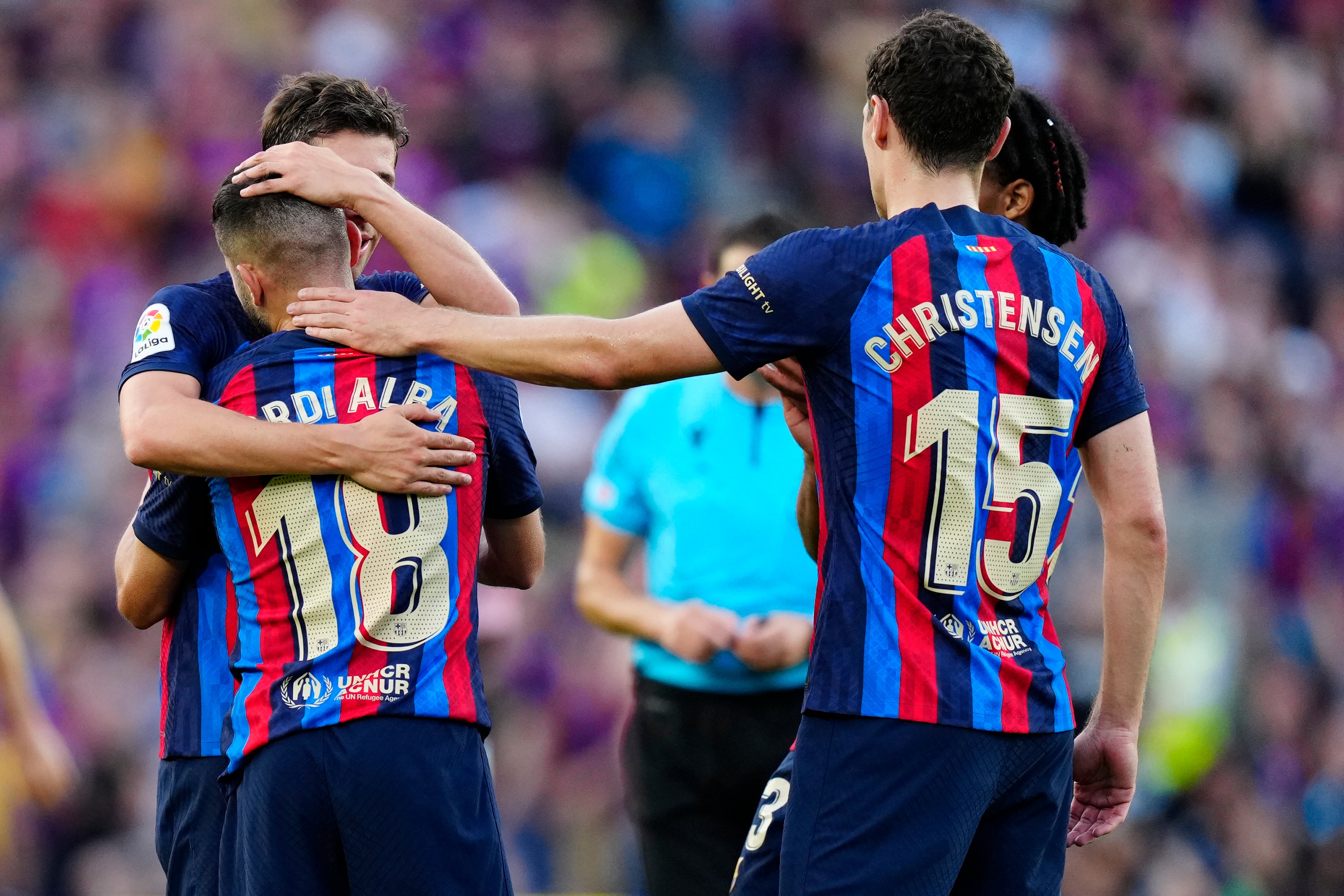 Los jugadores del FC Barcelona despiden a Jordi Alba (i), durante el encuentro correspondiente a la jornada 37 de Primera División ante el Mallorca disputado hoy domingo en el Camp Nou.