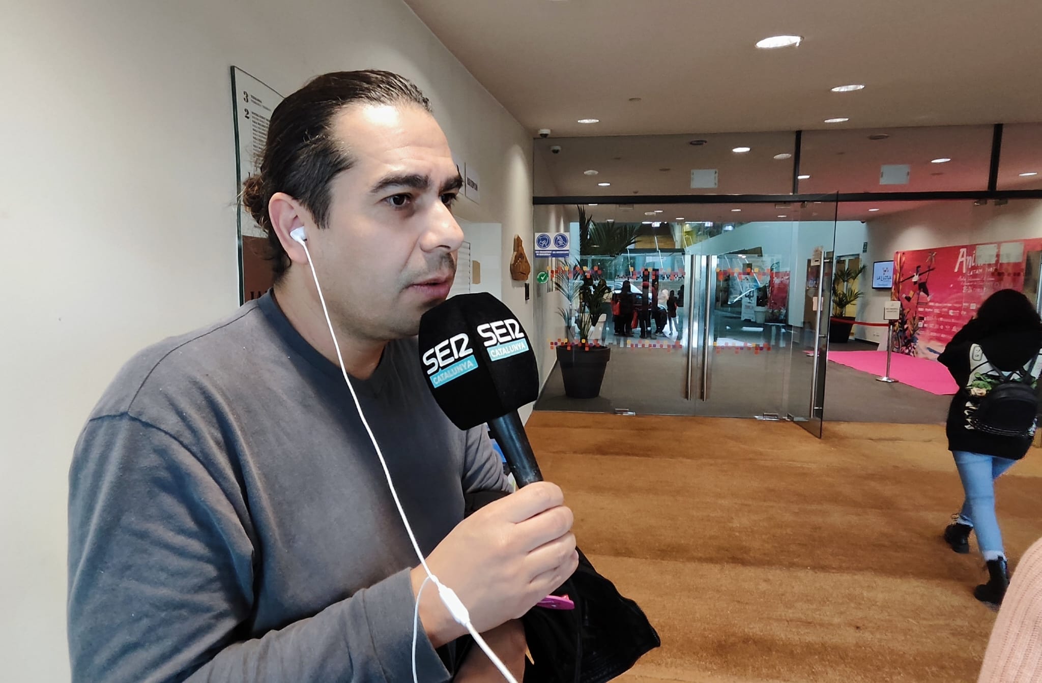 Juan Medina, durant l&#039;entrevista amb Ràdio Lleida, al vestíbul del Palau de Congressos-La Llotja.