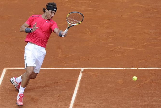 El español Rafa Nadal devuelve la pelota al uzbeko Denis Istomin durante el partido de segunda ronda del torneo Roland Garros