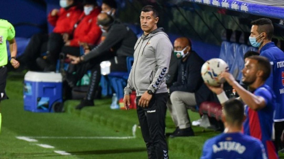 Jorge Almirón en el banquillo en el Eibar-Elche de la pasada jornada