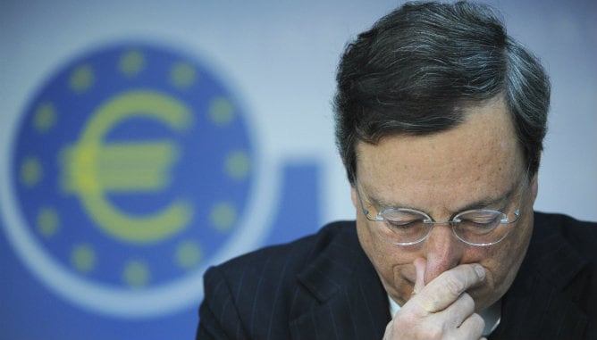 El presidente del BCE, Mario Draghi, llamó este jueves a los países en apuros a &quot;estar preparados&quot; para solicitar una intervención en los mercados del fondo europeo de rescate