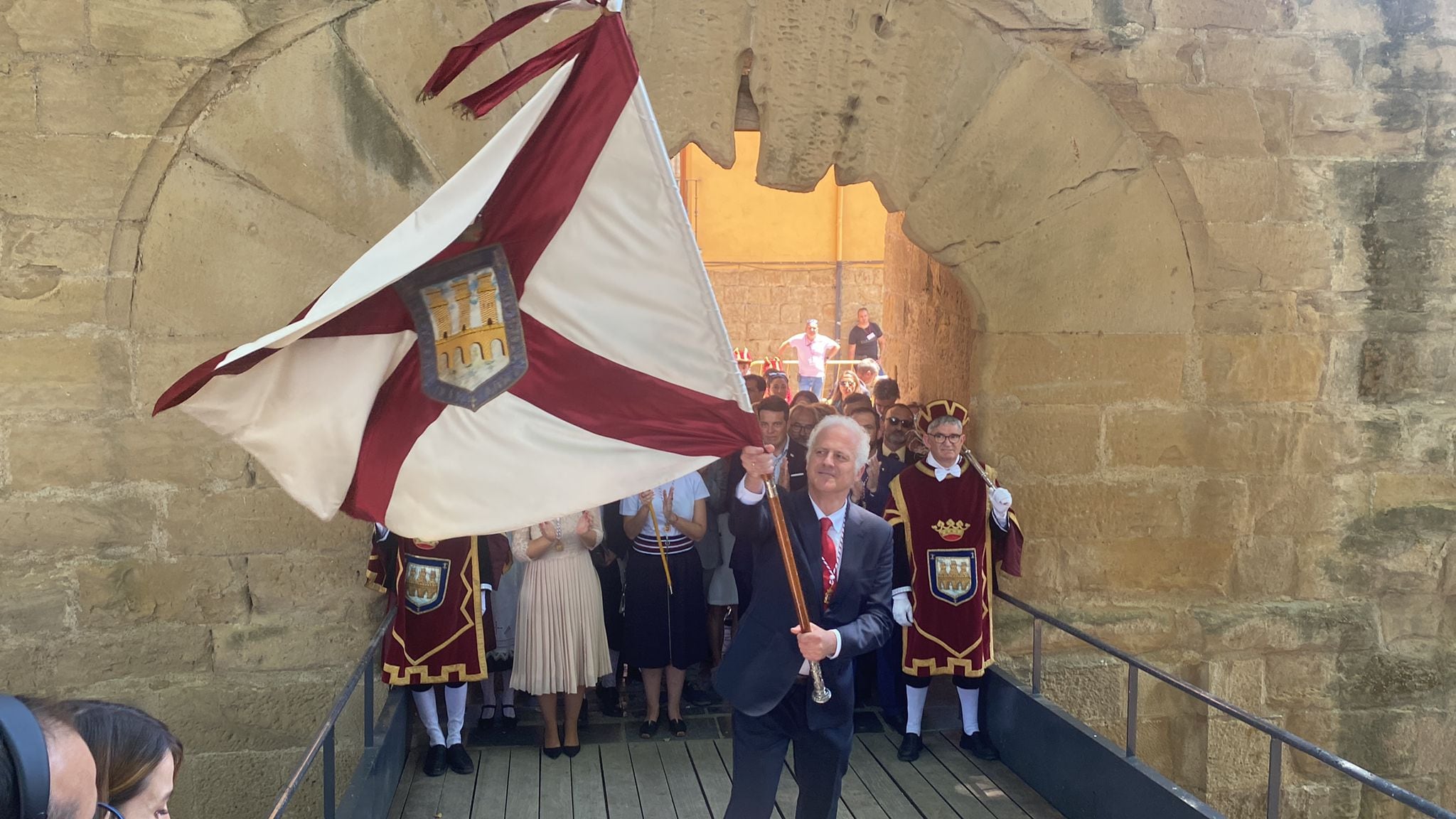 Pablo Hermoso de Mendoza, alcalde de Logroño, dando el tercer banderazo en el arco del Revellín