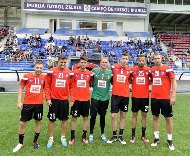 Los siete fichajes para la próxima temporada posan el primer día de entrenamiento