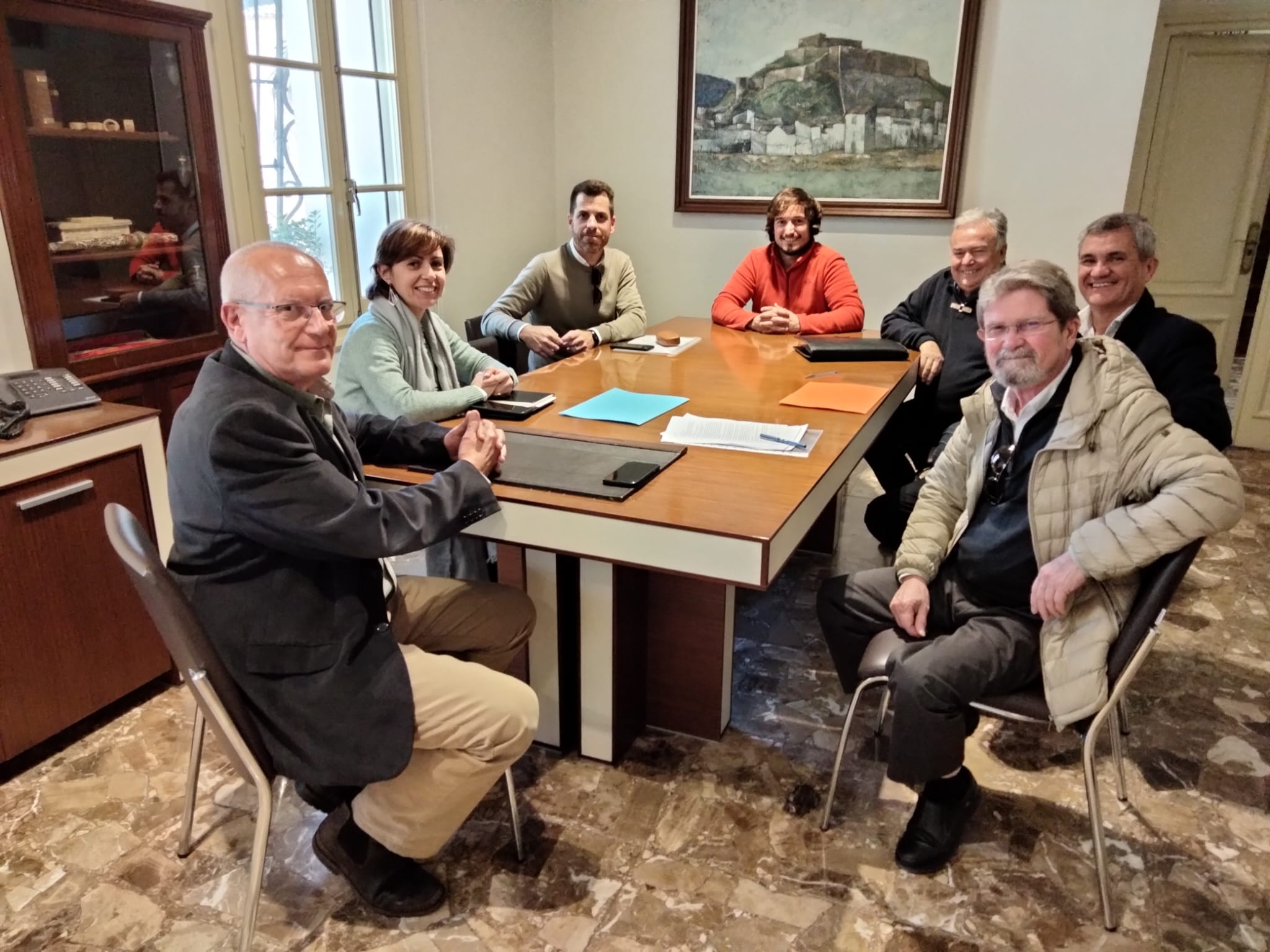 El alcalde y la concejala con los representantes vecinales, en la reunión en el despacho de alcaldía.