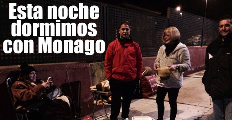 Isabel Rodríguez y el Campamento Dignidad protestan durmiendo frente la casa de Monago