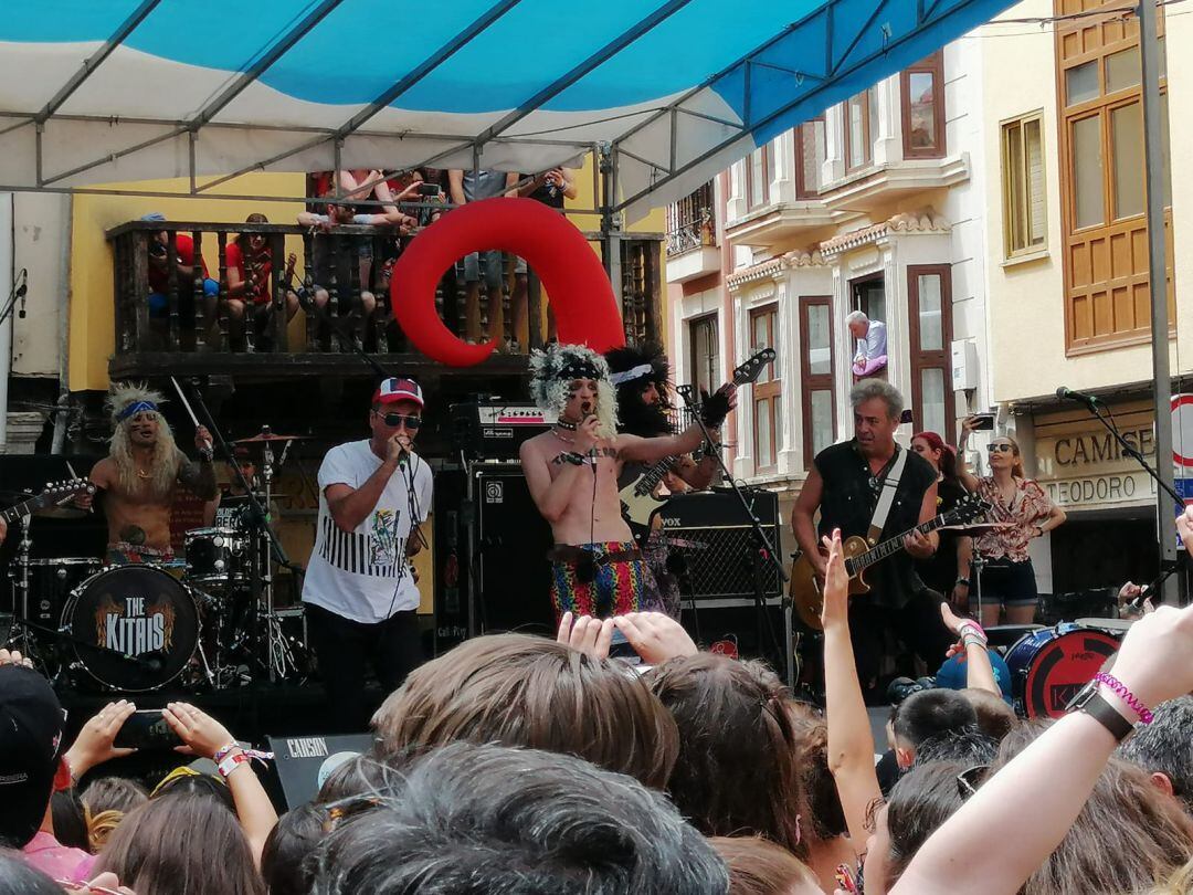 Miembros de Varry Brava y Hombres G se han subido al escenario de la Plaza del Trigo junto a Kitai