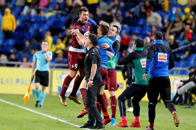 Enrich celebra el gol de la remontada armera mientras Mendilibar hace indicaciones
