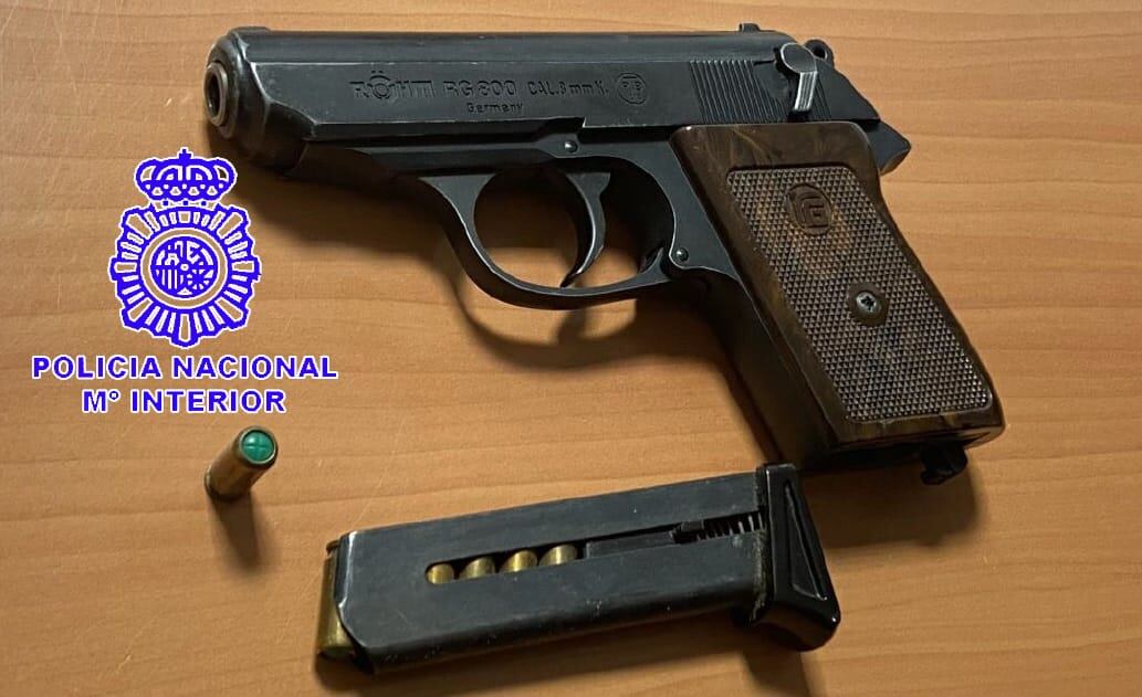 El detenido utilizó un arma de fogueo para llevar a cabo las amenazas