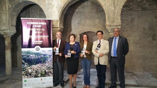 Miguel Valle (Centro UNESCO Andalucía); Sandra García (delegada del Gobierno andaluz en Granada); Rocío Díaz (concejala de Turismo de Granada); Reynaldo Fernández (director de la Alhambra); y Esteban de las Heras (Fundación AguaGRANADA); en El Bañuelo durante la presentación del Día Internacional del Patrimonio Mundial en Granada