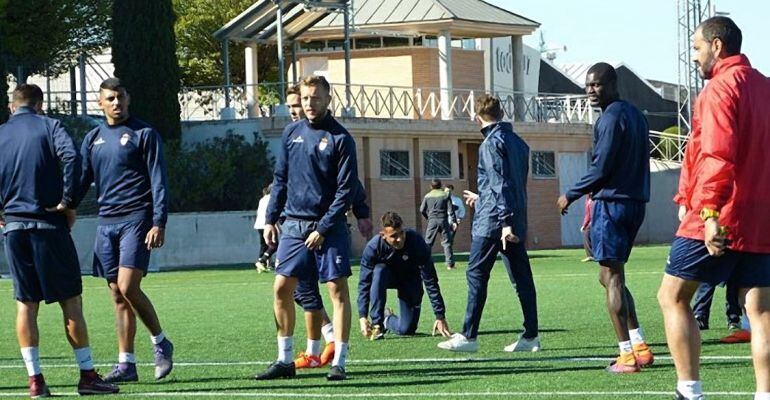 Jugadores del Real Jaén entrenan en el césped de la Universidad de Jaén con Salva Ballesta al mando.