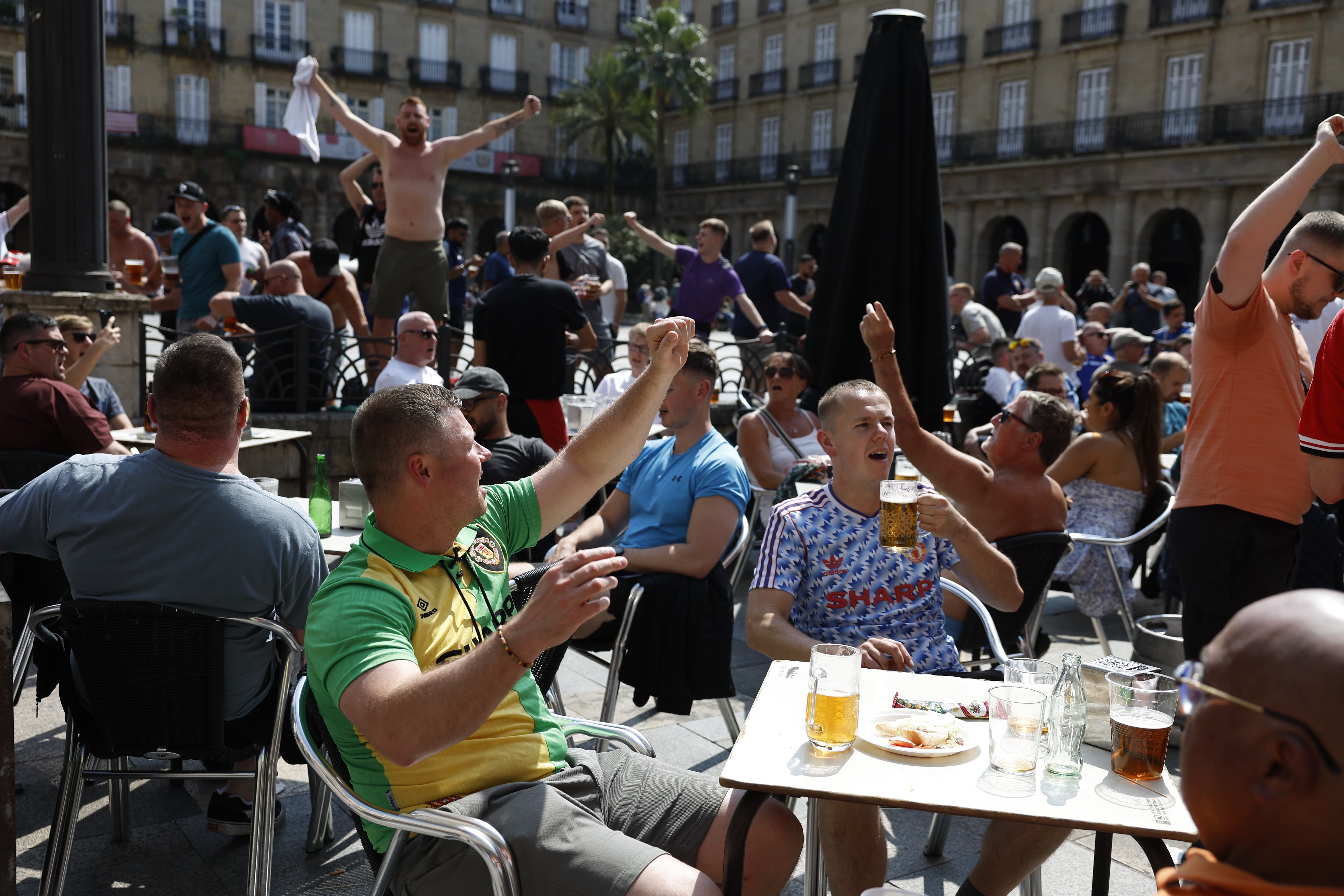 BILBAO, 20/05/2025.- Aficionados del Manchester United se divierten en los bares de Bilbao la víspera de la final de la Europa League que el miércoles enfrentará a su equipo contra el Tottenham en el estadio de San Mamés. EFE/ Miguel Toña
