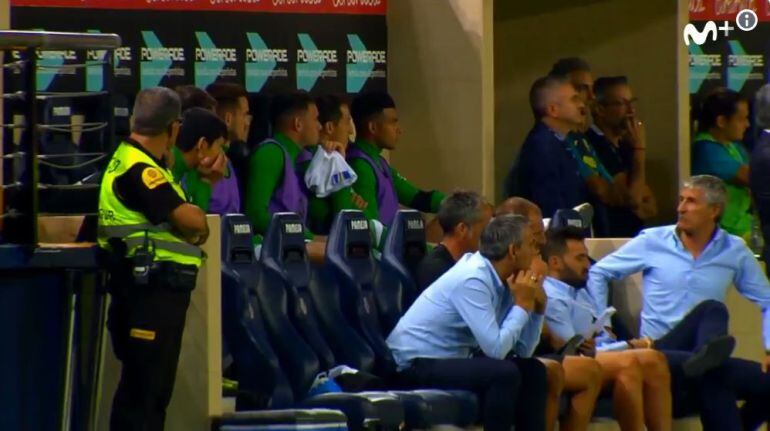 Quique Setién llama la atención a sus jugadores en el partido ante el Villarreal.