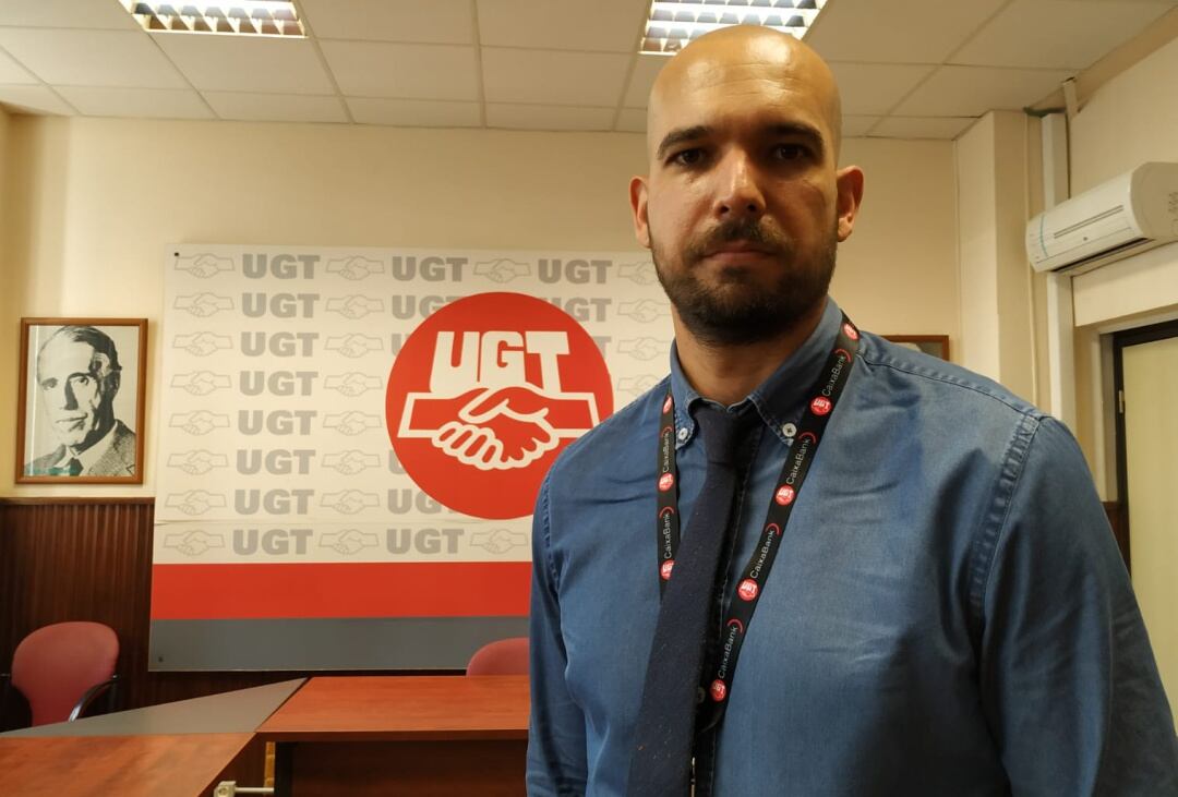 David Morilla, representante del sector financiero del sindicato UGT en Canarias en la sede de la organización de trabajadores de Santa Cruz de Tenerife