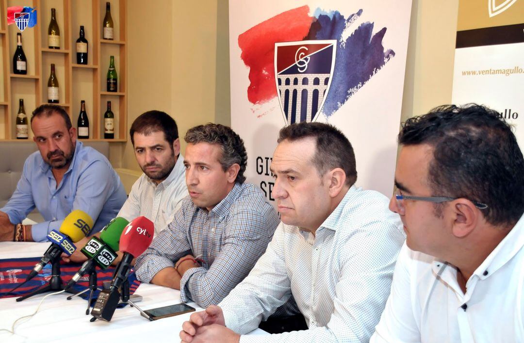 Directiva gimnástica en la rueda de prensa donde anuncio el proceso de conversión en SAD