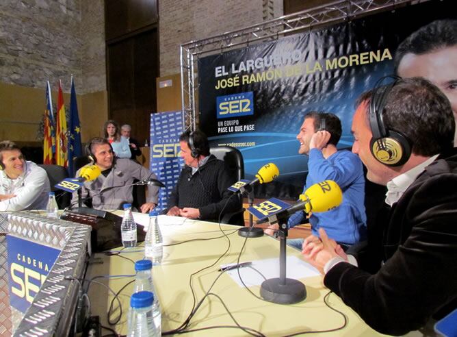 De la Morena, junto a los jugadores valencianistas