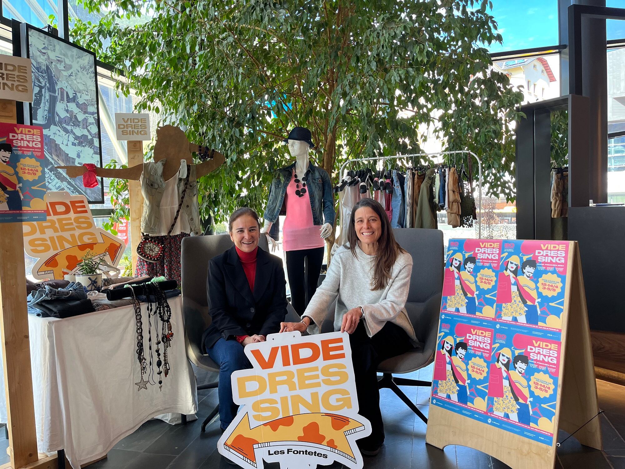 La consellera de Dinamització, Bet rossell i la cap de Turisme, Emma Jiménez, de la Massana