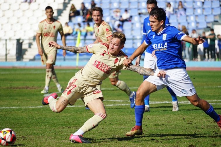 Isi Gómez pelea un balón en el Melilla-Real Murcia