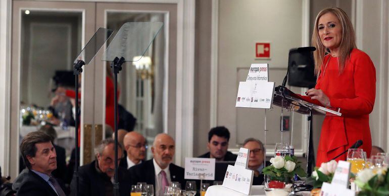 La presidenta de la Comunidad de Madrid, Cristina Cifuentes, ha anunciado hoy el "posible traslado" a la región de un organismo europeo que ha preferido no mencionar por prudencia, aunque ha citado entre los "rivales" a Alemania.En su intervención en un d