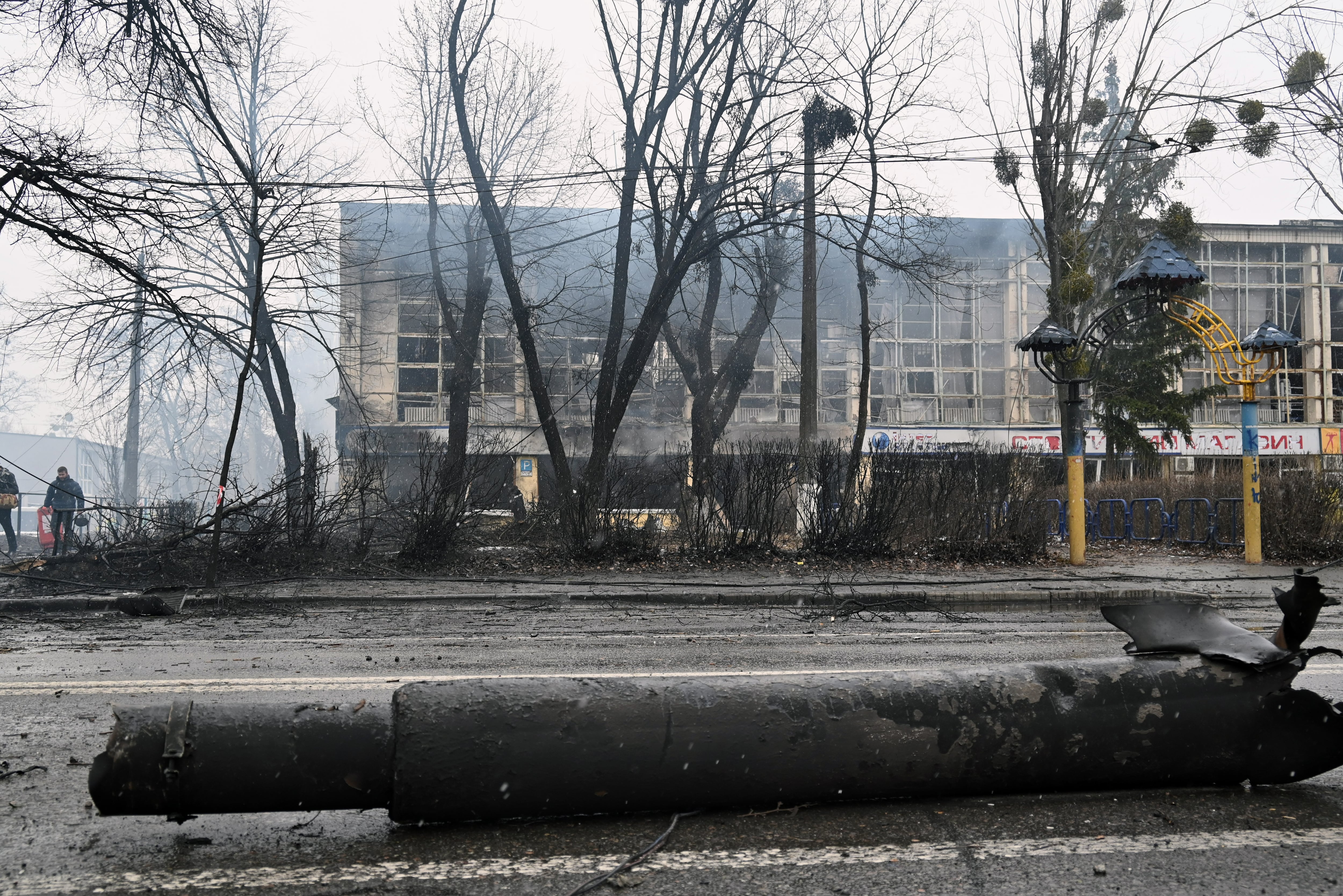 KIEV (UCRANIA), 02/03/2022.- Vista del estado del edificio tras el bombardeo ruso a la torre de televisión de Kiev (Ucrania). EFE/ Ignacio Ortega