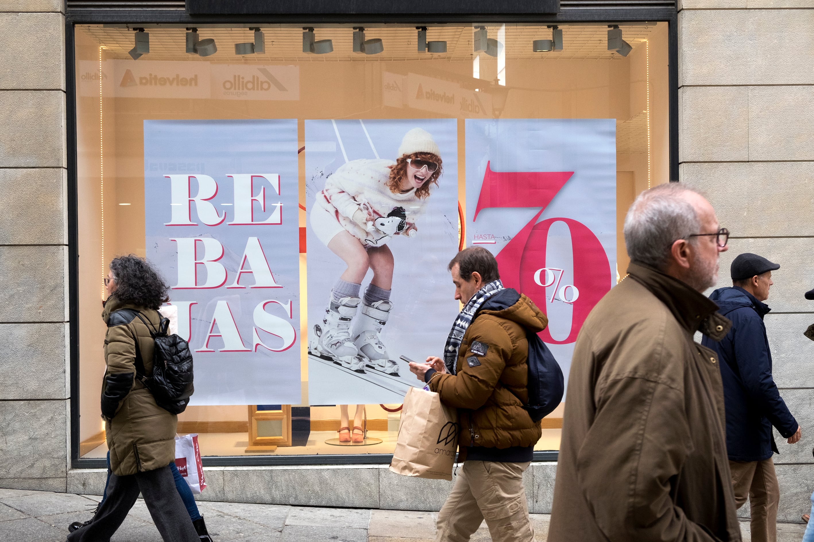 Escaparate con un cartel de rebajas (archivo)