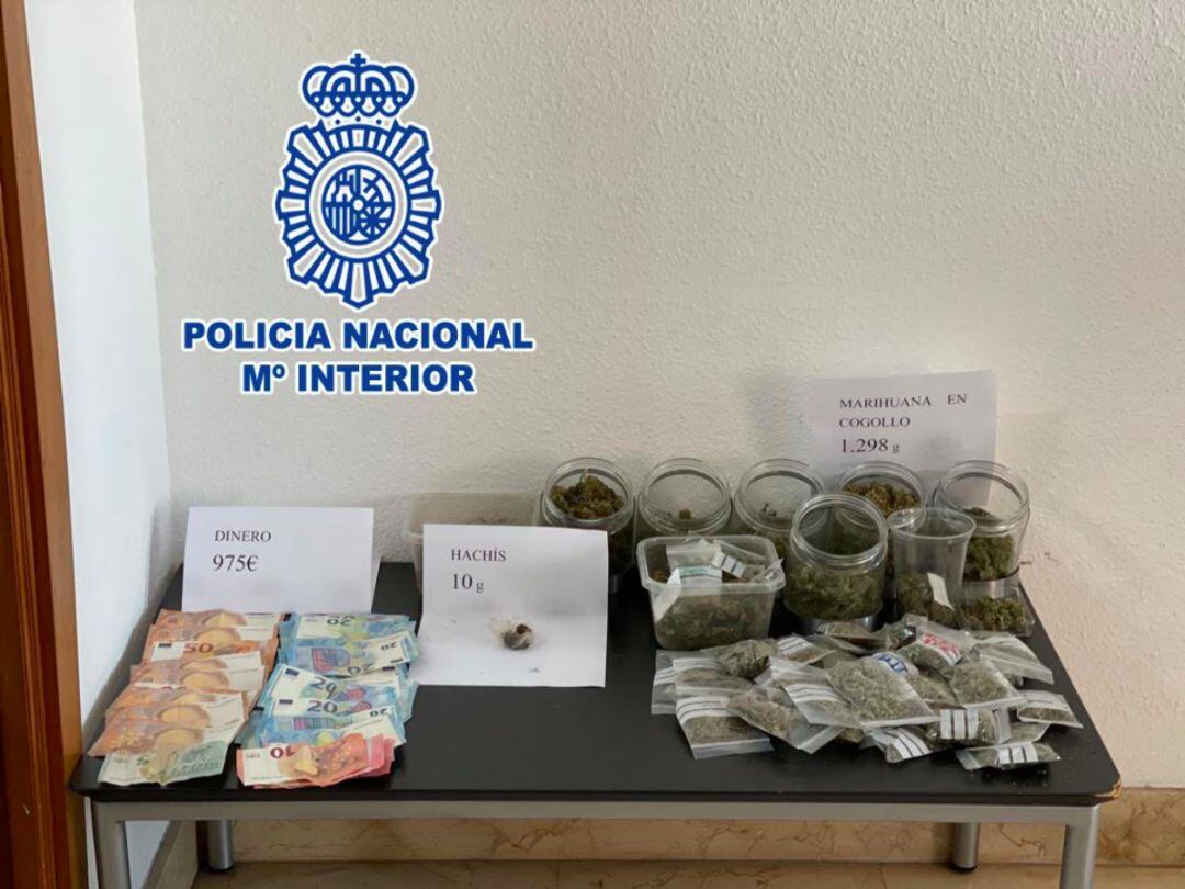 Dinero en efectivo y droga incautada por los agentes