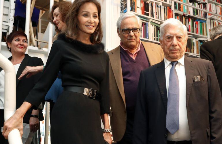 El escritor peruano Mario Vargas Llosa (d) y su pareja Isabel Preysler posan con el autor del libro, Juan Cruz, durante la presentación de &quot;Encuentros con Mario Vargas Llosa&quot;, esta tarde en la libreria Rafael Alberti, en Madrid