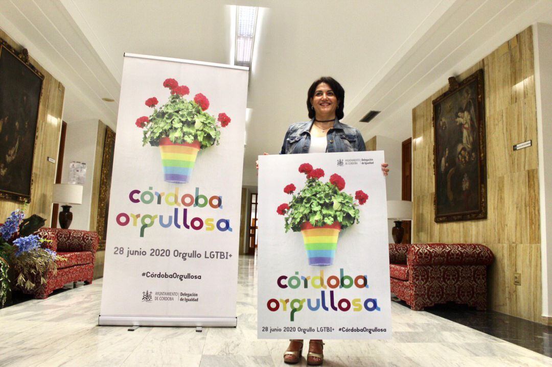 Eva Timoteo sostiene la imagen corporativa de la campaña &#039;Córdoba Orgullosa&#039;