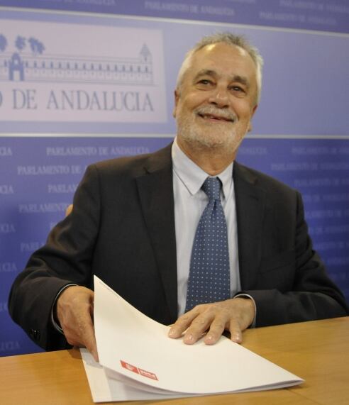 El expresidente de la Junta de Andalucía José Antonio Griñán, durante la comparecencia ante la prensa en la sede del Parlamento de Andalucía