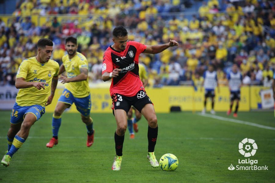 Álex Muñoz y Lemos, en una acción del partido de Liga de esta temporada jugado en Gran Canaria.