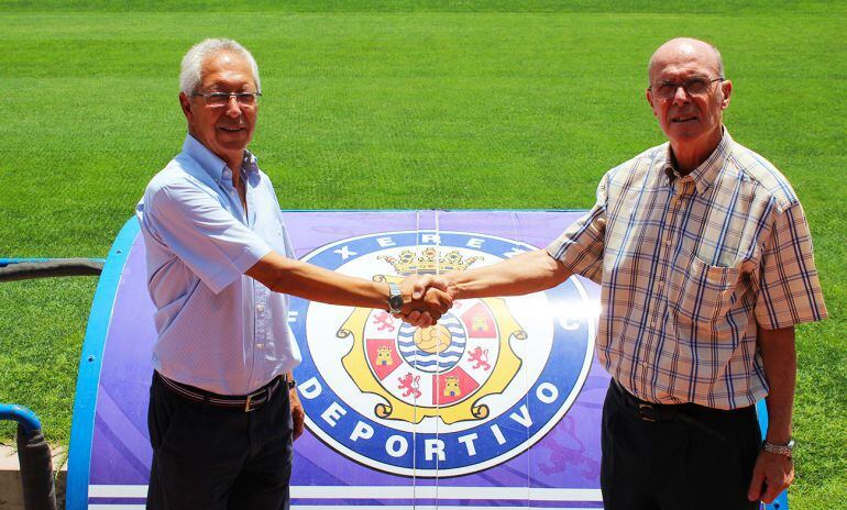 Rafael Coca junto a Pepe Ravelo posando en Chapín ante el actual escudo