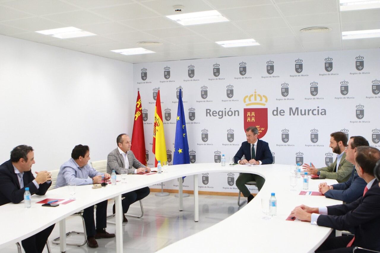 Reunión entre el consejero de Turismo con el sector hotelero